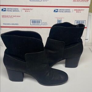 Nine West Dale Dubeck Sz 10  Textured Chunky Heeled Boots with Suede Finish